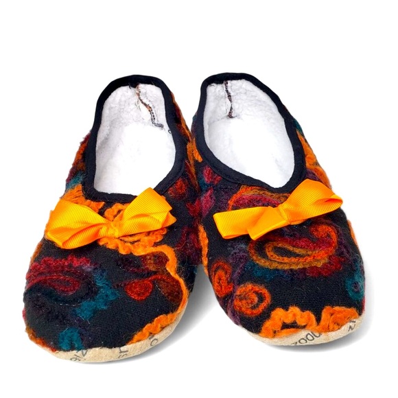 Snoozies Cozy Little Foot Coverings Women's Embroidered Yarn Pattern Furry M - Picture 2 of 9